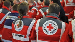 Ehrenamtliche Helfer des Deutschen Roten Kreuzes