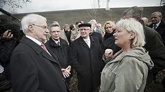 Abgeordnete Günter Baumann, Thomas de Maizière, Klaus Hagemann, Caren Lay im Gespräch mit Anwohnern (rechts)