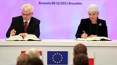 Kroatiens Präsident Ivo Josipovic und Premierministerin Jadranka Kosor unterzeichnen 2011 in Brüssel den EU-Beitrittsvertrag