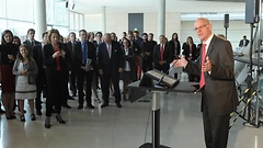 Bundestagspräsident Norbert Lammert verabschiedet die IPS-Stipendiaten.