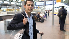 Brahim Oubaha im Berliner Hauptbahnhof vor der Fahrt in den Wahlkreis des Abgeordneten Kai Gehring.