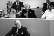 Annemarie Renger (Mitte) leitet die Sitzung während einer Rede von Helmut Schmidt.