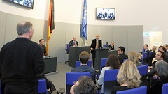 Im Deutschen Dom in Berlin kann man in die Rolle von Abgeordneten schlüpfen.