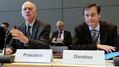 Bundestagspräsident Norbert Lammert mit Staatssekretär Horst Risse, Direktor beim Deutschen Bundestag, in der konstituierenden Sitzung des Hauptausschusses