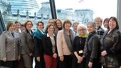 Konferenzteilnehmerinnen mit Bundestagsvizepräsidentin Ulla Schmidt (Mitte)