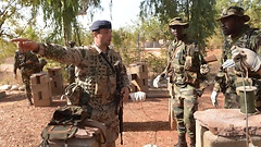 Ein Bundeswehrsoldat bildet im Trainings Camp in Koulikoro in Mali malische Soldaten aus