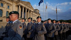 Bundeswehrsoldaten marschieren vor dem Reichstagsgebäude.