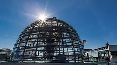 Die Reichstagskuppel im Gegenlicht.