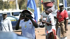 Menschen auf der Straße in Afrika.