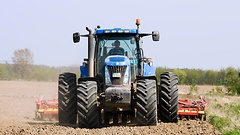 Ein Traktor bei der Feldarbeit