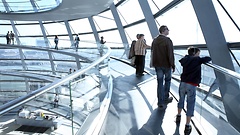 Besucher mit Audioguide in der Kuppel des Reichstagsgebäudes