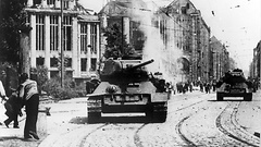 Berliner bewerfen am 17. Juni 1953 einen sowjetischen Panzer mit Steinen nahe des Potsdamer Platzes in Berlin.
