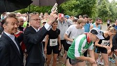 Norbert Lammert gibt den Startschuss zum 15. Berliner Bundestagslauf.