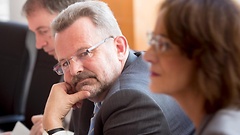 Franz Thönnes (Mitte) während einer Sitzung des Auswärtigen Ausschusses