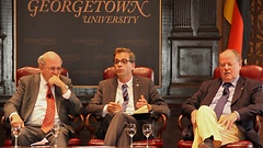 Stefan Liebich (Mitte) und Peer Steinbrück (rechts) während einer Podiumsdiskussion an der Georgetown-University.