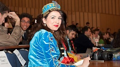 Eine Stipendiatin in Tracht beim IPS-Empfang