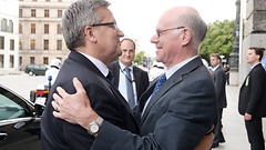 Komorowski und Lammert (rechts) vor dem Reichstagsgebäude