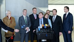 Hans-Christian Ströbele (v.l), Clemens Binninger, Burkhard Lischka, André Hahn, Gabriele Fograscher, Armin Schuster, Uli Grötsch und Stephan Mayer