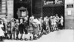 Schlange vor dem Luisen-Kino in Berlin vor einer Kindervorstellung um 1910