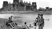 Badende Kinder vor dem kriegszerstörten Reichstag, Foto: Boris Puschkin, 1945