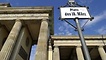 Straßenschild 'Platz des 18. März' vor dem Brandenburger Tor in Berlin