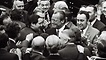 Bundeskanzler Willy Brandt (Mitte) erhält Glückwünsche von Bundestagsabgeordneten zum überstandenen Misstrauensvotum.