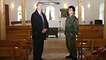 Der Wehrbeauftragte Königshaus im Gespräch mit der Militärpastorin in der Kapelle in Prizren.