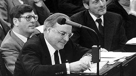 20.03.1981: Oppositionsführer Helmut Kohl (vorn) und seine Fraktionskollegen Philipp Jenninger (l) und Walther Leisler Kiep (r)