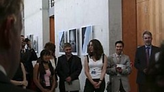 Stipendiatinnen und Stipendiaten des IPP vor Fotos der Ausstellung
