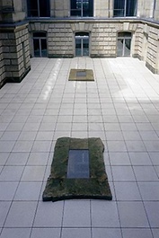 Ulrich Rückriem, Doppel-Skulptur-Boden-Relief, Reichstagsgebäude, südlicher Innenhof