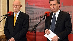 Vorsitzenden der Kommission, Peter Struck, (li.), SPD, und Günther H. Oettinger, (re.), CDU/CSU