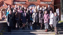 Gruppenfoto vor der Kirche St. Simon und Helen in Minsk