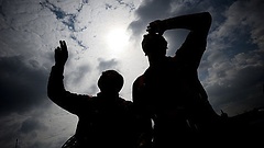 Zwei Menschen mit Gegenlicht gen Himmel fotografiert