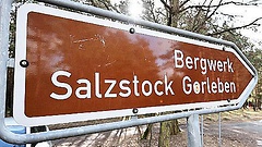 Straßenschild zu Bergwerk Salzstock Gorleben