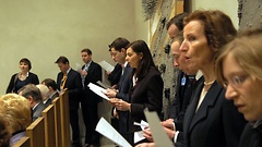 Der Bundestag trauert um die Erdbebenopfer in Japan.