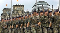 Soldaten vor Reichstagsgebäude