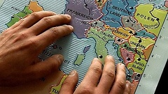 Karte des Mittelmeers und Hände