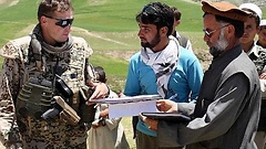 Bundeswehrsoldat im Rahmen der Zivil Militärischen Zusammenarbeit (CIMIC) in Afghanistan im Gespräch mit Vertretern eines Dorfrates.