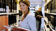 Studenten in Universitätsbibliothek