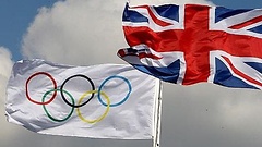 Olympische und britische Fahnen im Wind