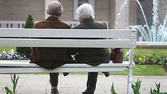 Älteres Paar auf einer Bank