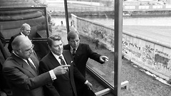 Bundeskanzler Helmut Kohl, US-Präsident Ronald Reagan und der Regierende Bürgermeister von Berlin, Eberhard Diepgen, am 12. Juni 1987 vor der Mauer am Brandenburger Tor