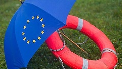 Rettungsring unter einem EU-Regenschirm