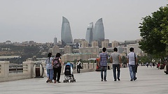 Menschen an der Uferpromenade in Baku.