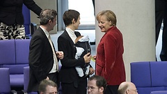 Judith Skudelny, FDP, mit ihrem Baby, (li.), und Bundeskanzlerin Dr. Angela Merkel (re.) im Plenarsaal