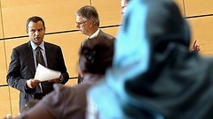 Der Vorsitzende des NSU-Untersuchungsausschusses Sebastian Edathy (links) spricht in Köln mit Opfern der Kölner Bombenanschläge von 2001 und 2004.