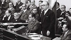 Bundestagspräsident Kai-Uwe von Hassel (stehend) gab am 22. September 1972 das Ergebnis der von Bundeskanzler Willy Brandt gestellten Vertraunsfrage bekannt.