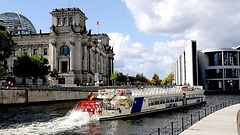 Blick auf das Reichstagsgebäude und Paul-Löbe-Haus.