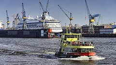 Hafenfähre im Hamburger Hafen in Hamburg, Deutschland