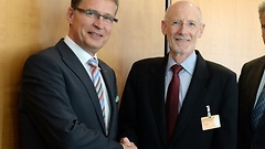 Der Ausschussvorsitzende Jens Koeppen mit Dr. Robert M. Pepper, Cisco Systems, Inc.